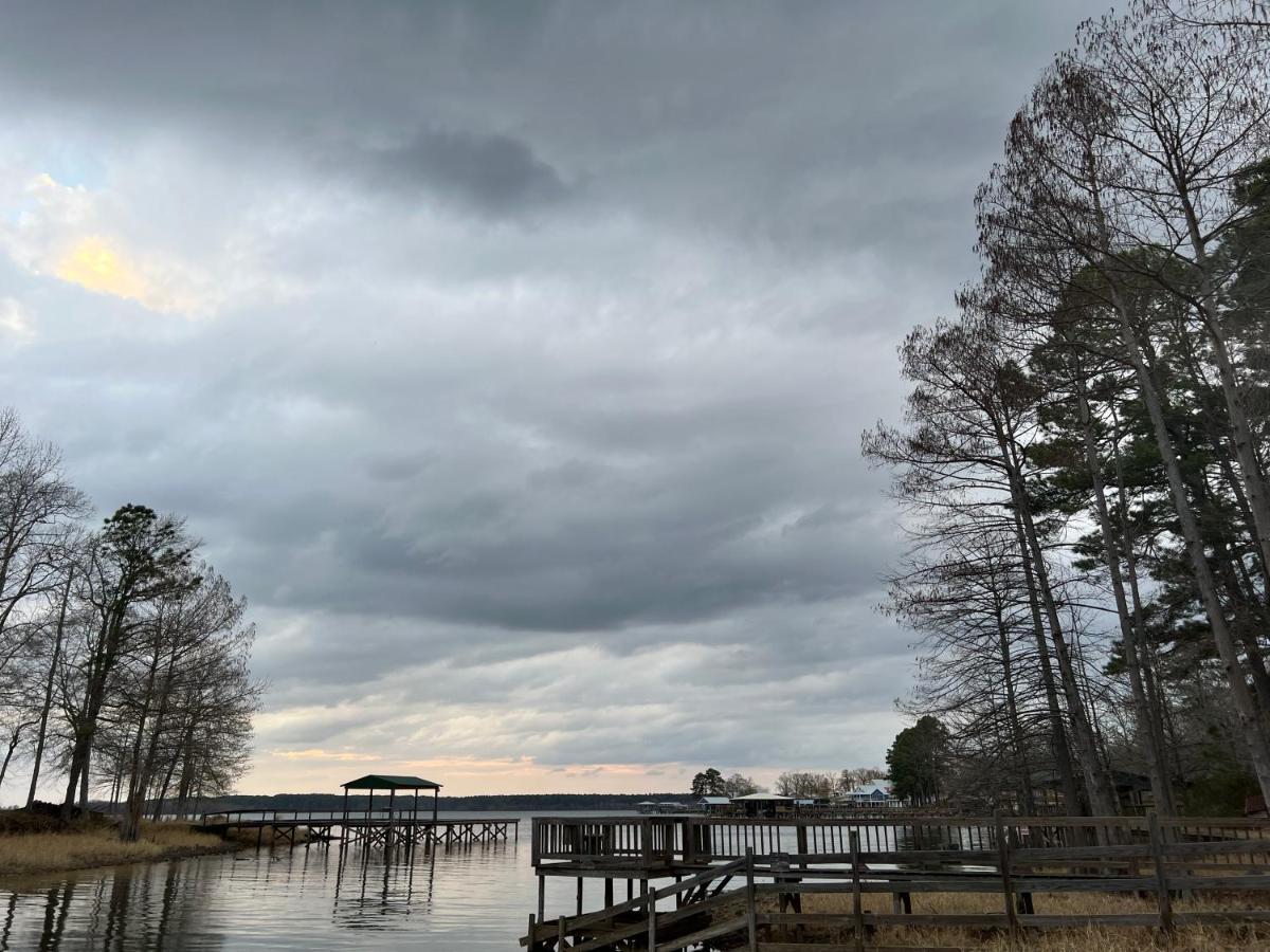 Driftwood Inn And Lodge By The Lake Zwolle Esterno foto