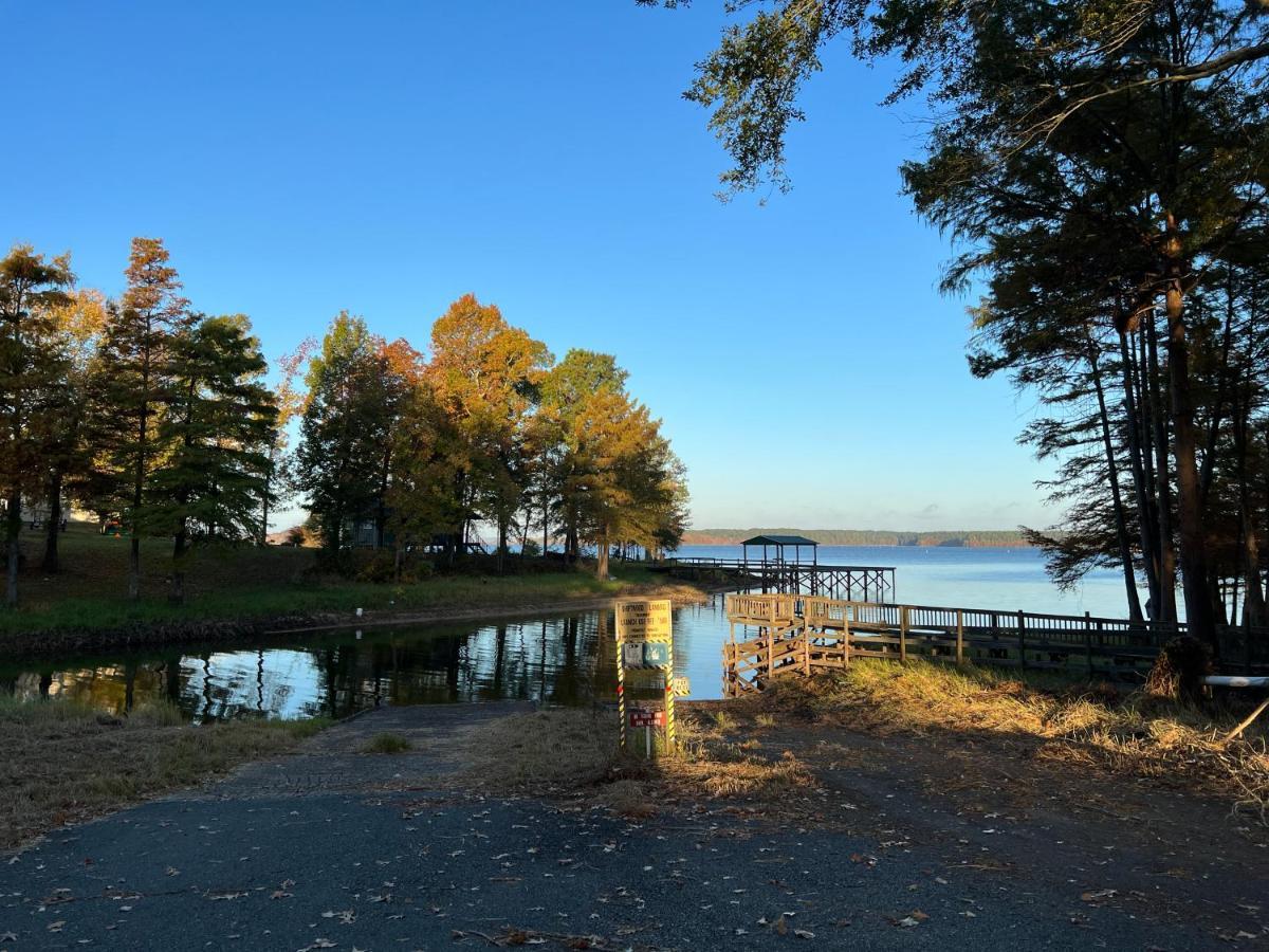 Driftwood Inn And Lodge By The Lake Zwolle Esterno foto